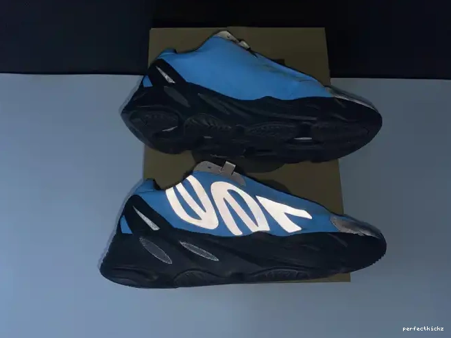 'Bright Boost Cyan' Yeezy 700 GZ3079 MNVN ADIDAS 0502